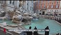 Turisti in fila a Fontana di Trevi con il ticket da 2 euro