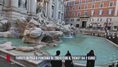 Turisti in fila a Fontana di Trevi con il ticket da 2 euro