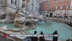 Turisti in fila a Fontana di Trevi con il ticket da 2 euro
