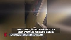 Turista getta rifiuti dalla finestra: "Pago e faccio come voglio"
