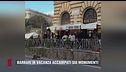 Barbari in vacanza accampati sui monumenti