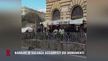 Barbari in vacanza accampati sui monumenti