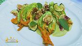 Fiori di zucca ripieni di patate e tartufo su crema di zucchine alla scapece