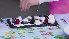 Meringhe di acqua faba con chantilly alla vaniglia e frutti rossi