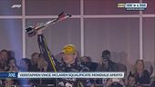 Verstappen vince, McLaren squalificate