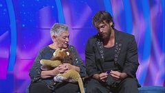 Can Yaman incontra la nonna di Francesca, Jessica, Noemi e Gabriele