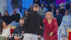 Tina e Federico: la stretta di mano
