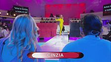 La sfilata di Cinzia - Arriva la bomba, si tratta di me!