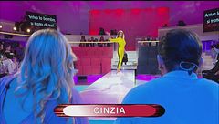 La sfilata di Cinzia - Arriva la bomba, si tratta di me!