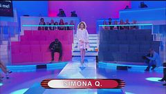 La sfilata di Simona - Arriva la bomba, si tratta di me!