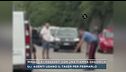 Minaccia i passanti con una fiamma ossidrica