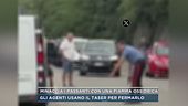 Minaccia i passanti con una fiamma ossidrica