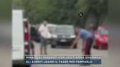 Minaccia i passanti con una fiamma ossidrica