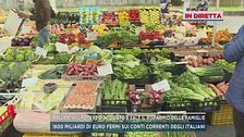 La spesa delle famiglie in un mercato del milanese