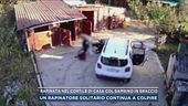 Rapinata nel cortile di casa col bambino in braccio