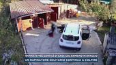 Rapinata nel cortile di casa col bambino in braccio