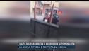 Salta sul parabrezza e aggredisce automobilista