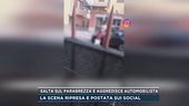 Salta sul parabrezza e aggredisce automobilista