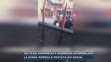 Salta sul parabrezza e aggredisce automobilista