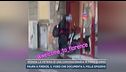 Sfonda la vetrina di una concessionaria in pieno giorno
