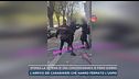 Sfonda la vetrina di un negozio, poi minaccia i passanti