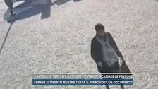 Il video dell'uomo che si è finto la madre per ritirare la pensione