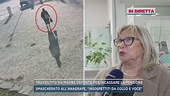 Finge di essere la madre morta per incassare la pensione