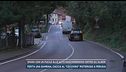 Spara con un fucile alle auto nascondendosi dietro gli alberi