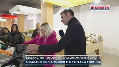 Bergamo, tutti in coda per i pacchi smarriti in vendita