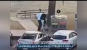 Attentato a Sydney, un uomo disarma uno dei killer