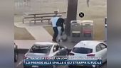 Attentato a Sydney, un uomo disarma uno dei killer