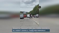 Minaccia i passanti con una fiamma ossidrica