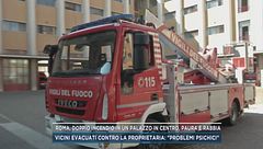 Roma, doppio incendio in un palazzo in centro, paura e rabbia