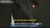 Uomo tenta di entrare in un appartamento