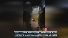 Scilla, forte mareggiata travolge le auto