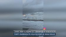 Lipari, onde altissime sul lungomare di Acquacalda