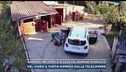 Rapinata nel cortile di casa col bambino in braccio