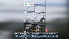 Aci Castello, le onde invadono le strade