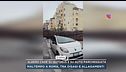 Albero cade su autobus e su auto parcheggiata