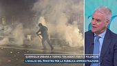 Guerriglia urbana a Torino, tra agenti feriti e polemiche