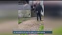 Minaccia i vicini di casa, paura in un palazzo popolare
