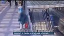 Uomo lancia un estintore dalla balaustra