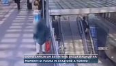 Uomo lancia un estintore dalla balaustra