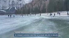 Turismo irresponsabile, sui laghi ghiacciati nonostante i divieti