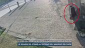 Il video dell'uomo che si è finto la madre per ritirare la pensione