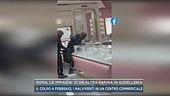 Roma, le immagini di un'altra rapina in gioielleria