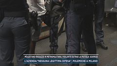 Molestano ragazze in metropolitana, vigilante estrae la pistola: sospeso