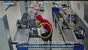 Prima la rapina al supermercato, poi il cambio di abiti