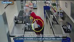 Prima la rapina al supermercato, poi il cambio di abiti