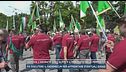 Genova, l'adunata degli alpini e il manifesto delle femministe